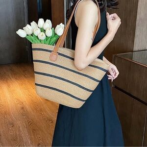 Natural Elegance: Fashion Straw-Edged Bag